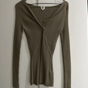 Olivgrön tröja från arket  - Olivgrön tröja i nyskick från arket, storlek xs