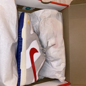 Nike dunk low Irone Ore light - EUR 43 , US 9.5 DS (Helt nya) Kvitto finns.  Fraktas eller hämtas upp i Huddinge.