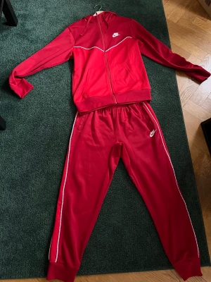 Nike tracksuit  - Röd nike tracksuit, zip hoodie med matchande byxa.  Fräscht skick.  Strl: S 