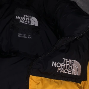 North Face jacka gul - Mycket bra skick👌🏻Skriv om du är intresserad, pris kan diskuteras❤️