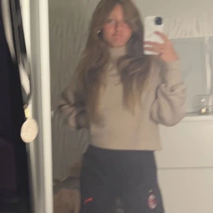 Polotröja - Dålig bild men en beige polotröja, gott skick. Bra material.Hör av dig för mer bilder. Köparen står för frakten. 