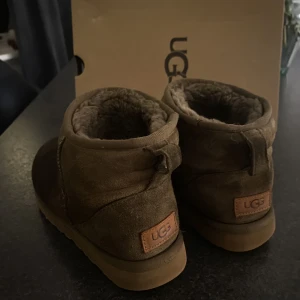 uggs  - skitsnygga uggs i en mörkgrön färg! uggsen är använda en säsong men är fortfarande super mjuka inuti!! köp snabbt för 550 💓