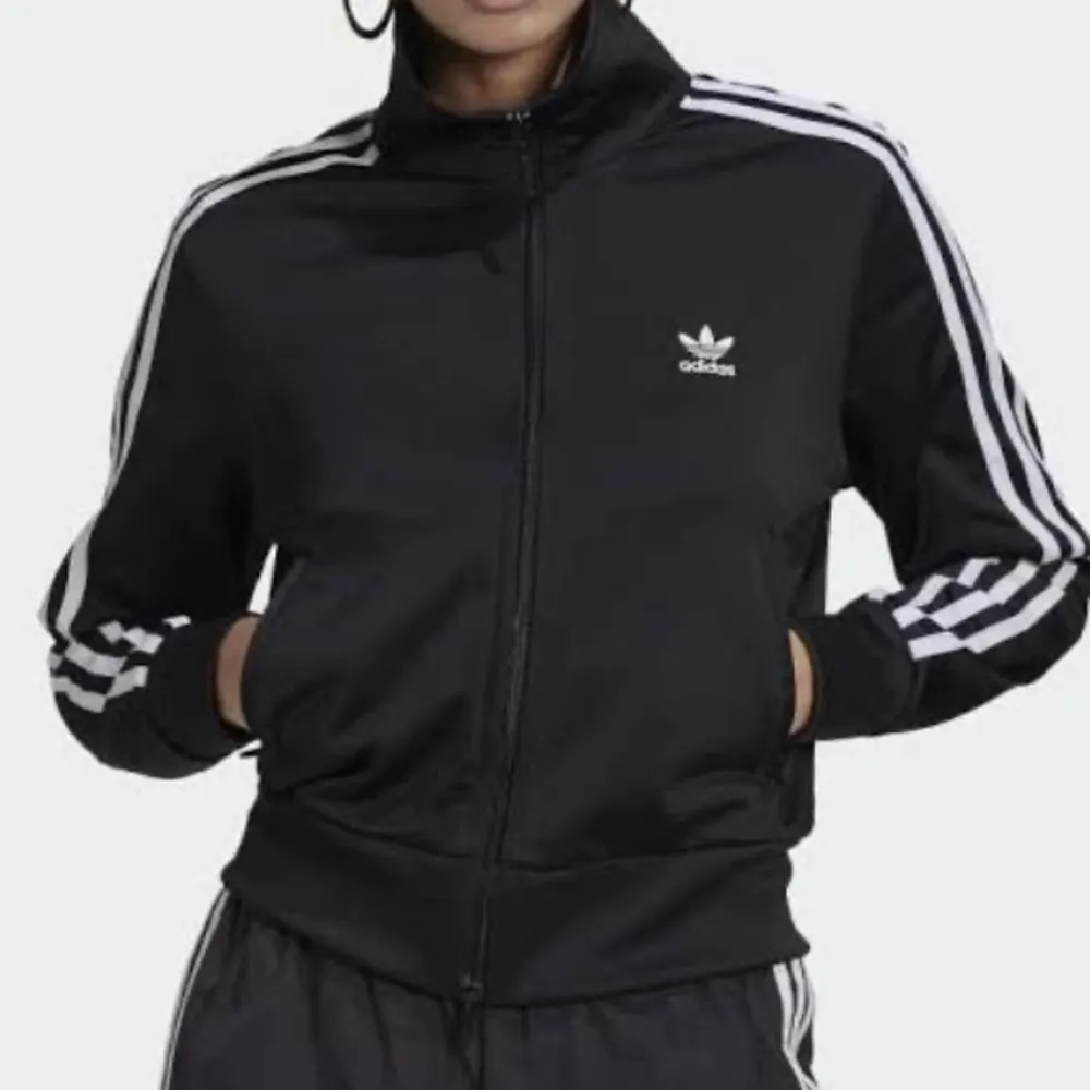 Billig Adidas zip up. Endast använd fåtal gånger Ordinariepris: 449kr  Barnstorlek men passar mig som har xs/s i kläder. Hoodies.