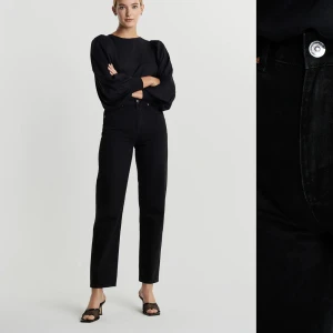 90s high waist jeans - Svarta jeans i 90s modell från gina tricot. 200kr med frakt! Skicka privat för fler bilder. 