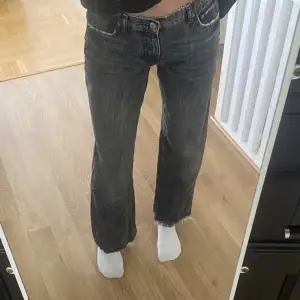 Ett par skit snygga lågmidjade jeans från Zara😍 Dem e grå/ svarta.och i storlek 38, helt oanvända❤️