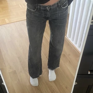 Zara lågmidjade jeans  - Ett par skit snygga lågmidjade jeans från Zara😍 Dem e grå/ svarta.och i storlek 38, helt oanvända❤️
