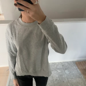 Grå sweatshirt hm - Grå sweatshirt från hm divided. Säljer då den inte används.