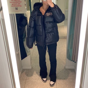 svart jacka hm - så snygg jacka ifrån hm stprlek s. köpte två storlekar och säljer nu den ena.❤️ intressekoll!!