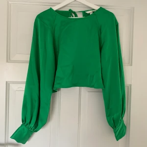 Grön blus - Grön blus från hm! Aldrig använd, liten i storleken💚