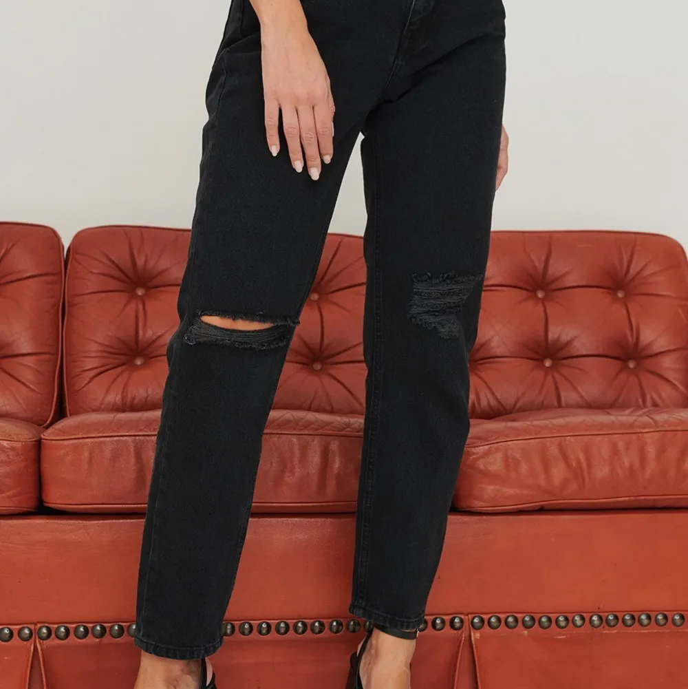 Snygga svarta mom jeans med slitningar från na-kd i stl 40 men kan passa 38 också, köpta från Plick, skriv privat för bättre bilder. Jeans & Byxor.