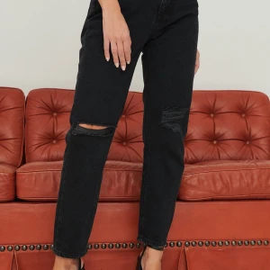NA-KD jeans  - Snygga svarta mom jeans med slitningar från na-kd i stl 40 men kan passa 38 också, köpta från Plick, skriv privat för bättre bilder