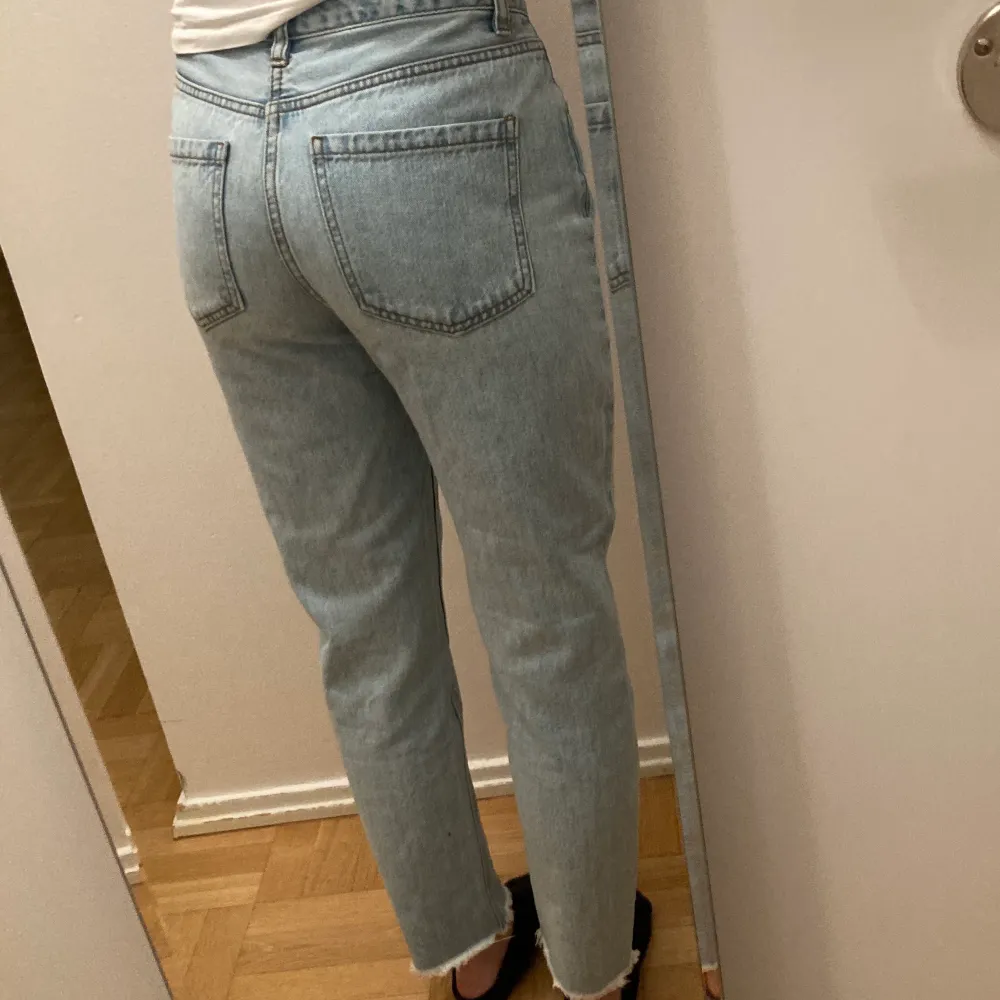 Ljusblå ”mom-jeans”/boyfriend-jeans, strl 34! . Jeans & Byxor.