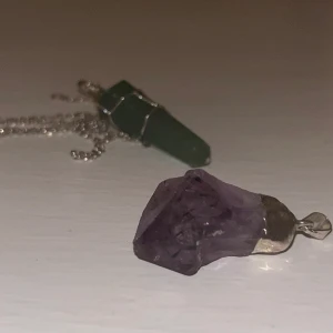 Kristallhänge  - Säljer dessa kristaller som man kan hänga i egen kedja. Använda ett fåtal gånger och i bra skick. Ametisten säljer jag för 50 kr och den andra 30 kr. Obs! Frakten och priset är inte bestämt än!