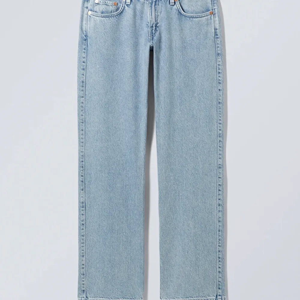 Svinsnygga jeans som tyvärr inte kommer till användning, jeansenr i färgen summerblue!😍 . Jeans & Byxor.