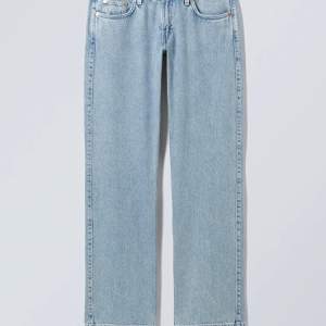 Svinsnygga jeans som tyvärr inte kommer till användning, jeansenr i färgen summerblue!😍 