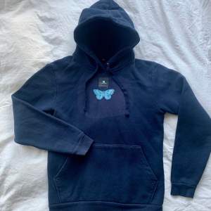 Supernice mörkblå hoodie från The Cool Elephant med coolt fjärilstryck. Fint skick! Nypris 600 kr