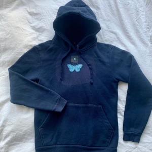 The Cool Elephant hoodie mörkblå 🦋 - Supernice mörkblå hoodie från The Cool Elephant med coolt fjärilstryck. Fint skick! Nypris 600 kr