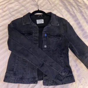 Mörkgrå/svart jeansjacka - Nyskick, skriv för fler bilder! 🤍Pris diskuterbart vid snabb affär 