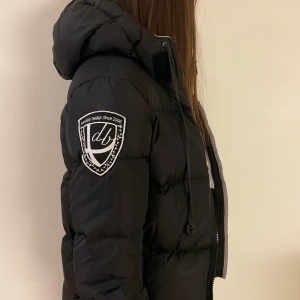 D Brand jacka - Svart/vit D brand jacka i storlek XS, priset kan diskuteras💗