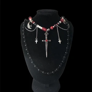 Handgjort halsband  - Ett goth halsband med ett jätte coolt svärd! Det är fri frakt!