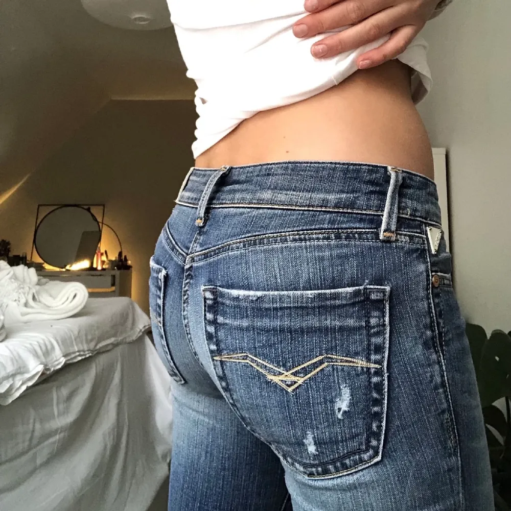 Säljer dessa lågmidjade replay jeans som jag har köpt på Plick💕 säljer då dom inte passade💞 storlek 26/32, midjemått 76, innerbenet 78 😊. Jeans & Byxor.
