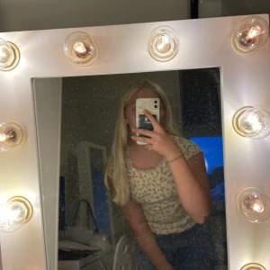 Blommig Lindex topp - Somrig och härlig topp från Lindex. Fint skick och knappt använd.