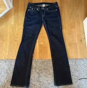 True Religion Low waist jeans - Storlek 31. Aldrig använda för dem var för små. Straight fit (inte bootcut) lågmidjade. Väldigt bra skick förutom en liten svag vit fläck längst ner på baksidan. Köpte på Ebay för ca 600