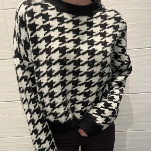 Stickad tröja  - Stickad tröja från H&M. Väldigt varm och skön och är därför perfekt till vintern. Storlek s men passar både xs-m. Frakt är inte inkluderat i priset och betalning sker via Swish. 