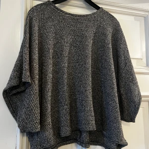 Fin stickad tröja - Fina ärmar.  Nyskick. Mywear Storlek L/XL Vill man köpa fler kläder så samfraktar jag. Eller om man vill ha fler träningskläder så får man köpa fler till ett billigare pris. 