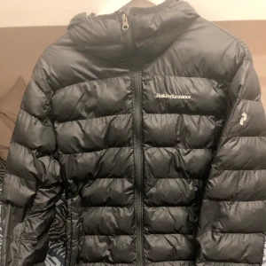 Peak performance jacka - Säljer den hära Peak Performance jackan. Helt bra stick inga hål eller fläckar. Köpt för 2500kr säljer för 1000kr. Undrar du något så skriv till mig💕 (kan även sänka priset vid snabb affär!) DEN KOSTAR 800kr JUST NU!