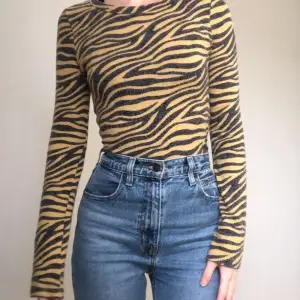 En jättesöt croppad tröja från Zara i randigt mönster / tigermönstrad! Lite noppig. 