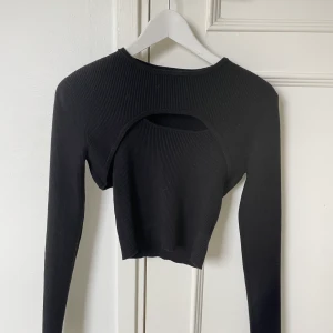 Bolero + linne - Säljer världens finaste sett bolero + linne från NAKD. Stickat ribbat material. Endast använt 1 gång så i ett väldigt bra skick. Båda delarna är i storlek M för linnet är väldigt kort. Kolla sista bilden för bättre passform. Säljer även en vit😇