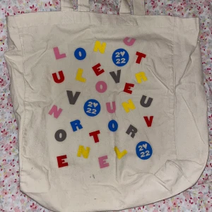 Tote Bag Harry Styles - Official Merch från HSLOT, använd max 1 gång. Supersmå defekter som man knappt tänker på i andra bilden 