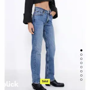 Säljer dessa jeans från zara💕bra skick förutom litet slutet där nere ❤️
