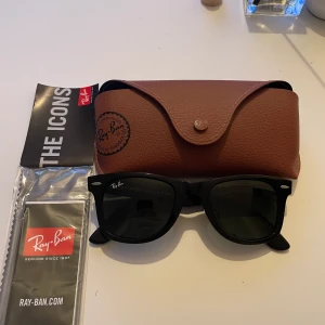 Ray Ban Wayfarer  - Perfekt skick, helt oanvända. Fick dem i present. 