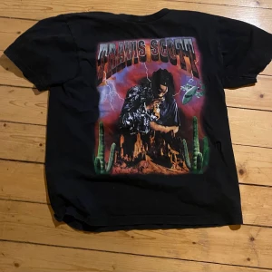 Travis Scott t shirt - En Travis Scott tröja storlek M som inte används längre. Ingen större skada men ett litet hål i högra hörnet, köparen står för frakten