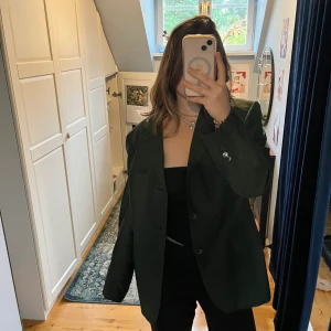Mörkgrön kavaj  - Snygg stor oversize kavaj från Hugo boss! Bra skick 💕 passar L 