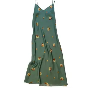 Långklänning i silkesliknande tyg från Zara. Aningen ljusare i färgerna i verkligheten än på bilderna