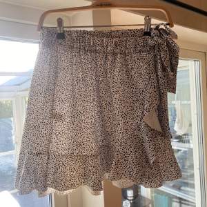 Prickig super fin kjol från shein!! Aldrig använd🤍🖤 50kr, köparen står för frakt!!