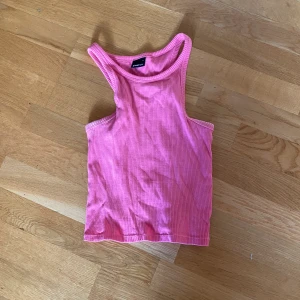 Linne från Gina Tricot  - 50kr/st eller alla 3 för 100kr, rosa och gul är storlek xs, beige är storlek S 💛💓🤎 Köparen står för frakten 