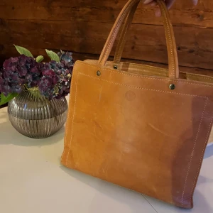 Tärnsjö garveri skinnväska retro  - Så cool retro skinnväska från Tärnsjö Garveri  Liten ficka på insida m blixtlås 
