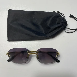 Solglasögon  - Snygga solglasögon köpta för 600,  Nyskick använda en eller två gånger