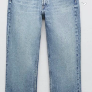 Straight jeans - Säljer mina favorit byxor från zara  då dom har blivit för små för mig då pappa råka krympa dom lite i tvätten. Dom är i storlek 38 men nu passar dom nog för strl 36, så jag skulle säga att om du har strl 36 är dom perfekta! Skriv för mer bilder! 💕