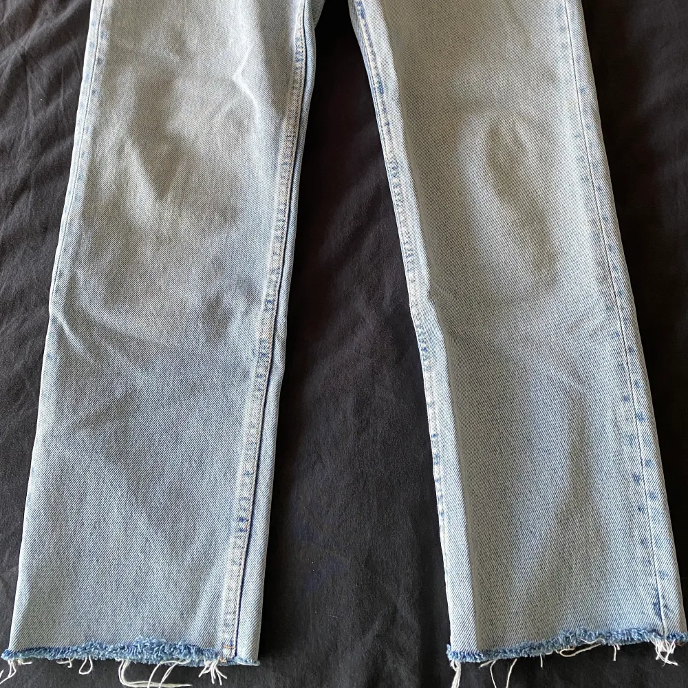 Jeans från Zara i storlek 34, rak passform💫. Jeans & Byxor.