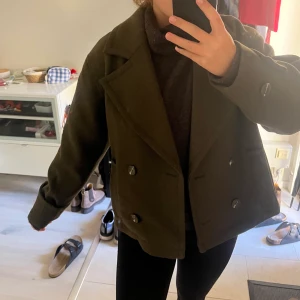 Kort kappa  - Jättefin kort kappa från ellos! St 34/36 passar mig som vanligtvis har 36/38. Använd Max 3 gånger så den är i nyskick. Den är i en fin mörkgrön färg. Budgivning från 550 eller köp direkt för 850kr.💓💓 