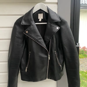 Skinnjacka H&M - Skinnjacka från H&M. Storlek 38 men passar även 36! Säljer då den blivit för liten för mig! Skriv för eventuella frågor eller fler bilder! 250 kr exklusive frakt!💕