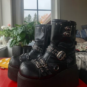 Demonias - Säljer nu mina älskade Demonias då dom tyvärr är lite för små på mig som är en 38. Ursnygga och bekväma med en hög platå. Älskar dom men kan inte klämma på dom längre och hopps därför att nån här ska älska dom lika mycket som jag gör! Pris kan diskuteras💕