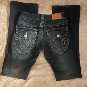 True religion  - Säljer nu mina snygga true religion jeans som tyvärr inte komm till användning. Passform:bootcut  Midjemått Tvärsöver:33cm Innerbenslängd:77 cm😊💓💕 