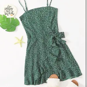 Klänning i grön med blommor💗