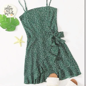 Klänning - Klänning i grön med blommor💗